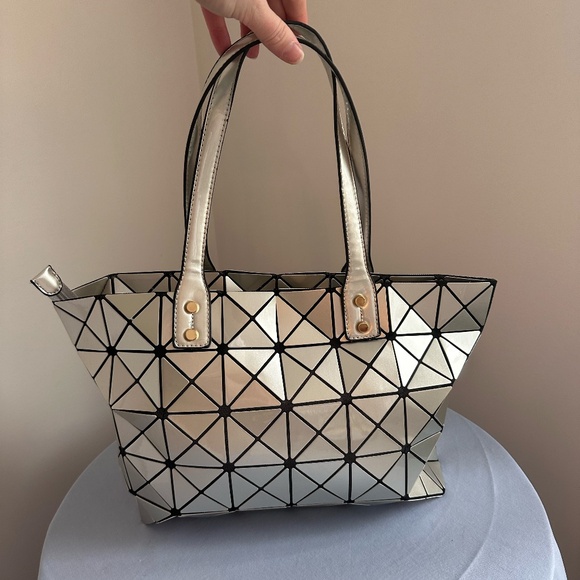 Silver Black Large Geometric Tote Handbag Diagonal Square Pattern Zip - Picture 3 of 4